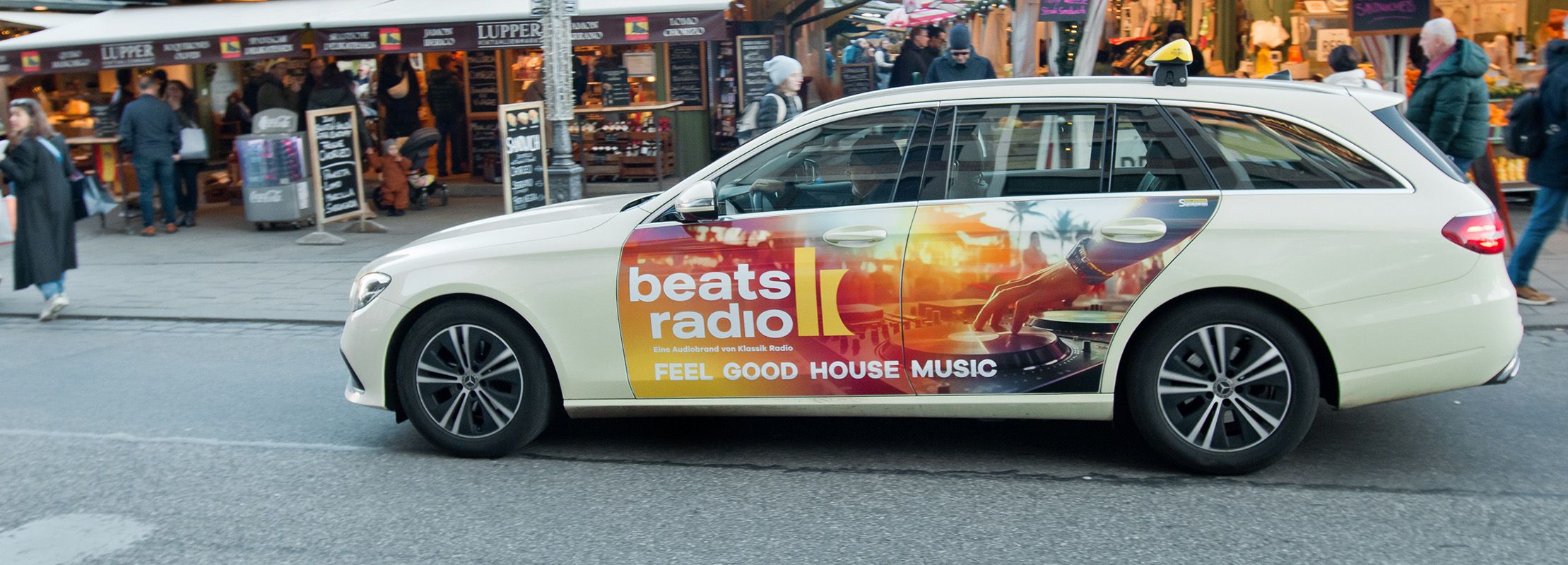 Taxiaußenwerbung (Door-Cover) – gebrandetes Taxi im Stadtverkehr